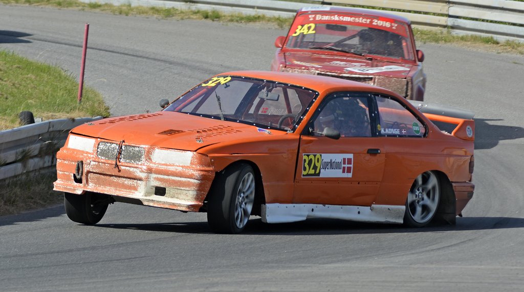 Kenneth Konge går helhjertet efter en sejr på hjemmebane i sin BMW E36
